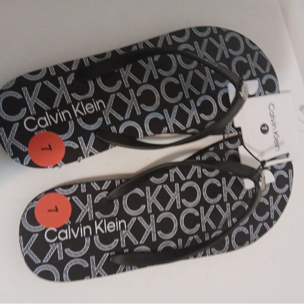 Calvin Klein - Picture 3 of 4